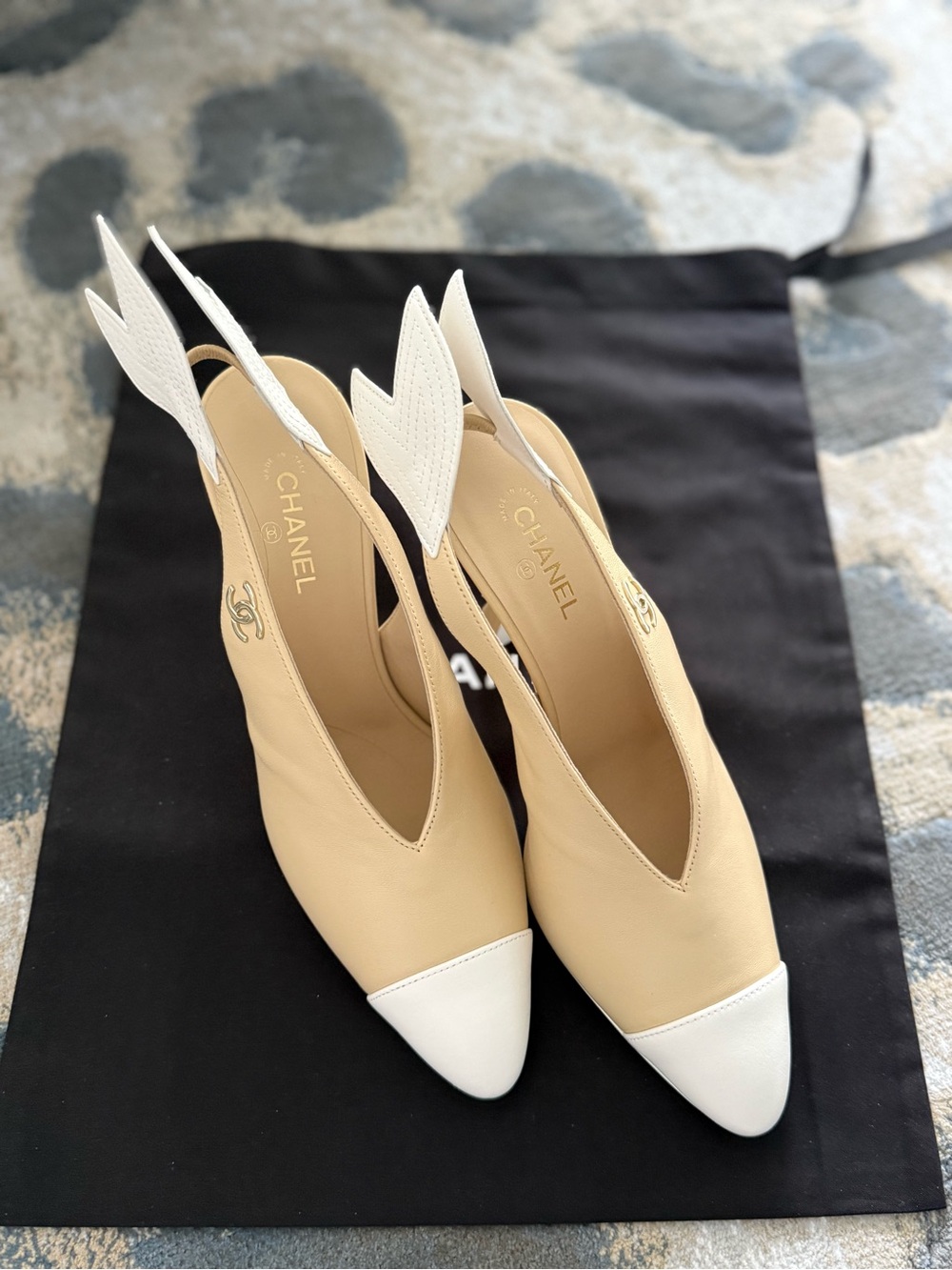 CHANEL Beige and White Wingback Slingback Pumps - Picture 4 of 9